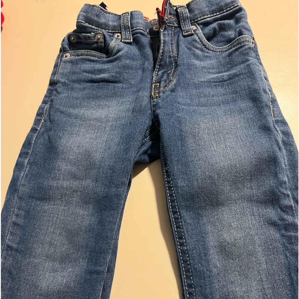 Boys Levi’s 4t. Adjustable waist. Excellent condition only worn once.